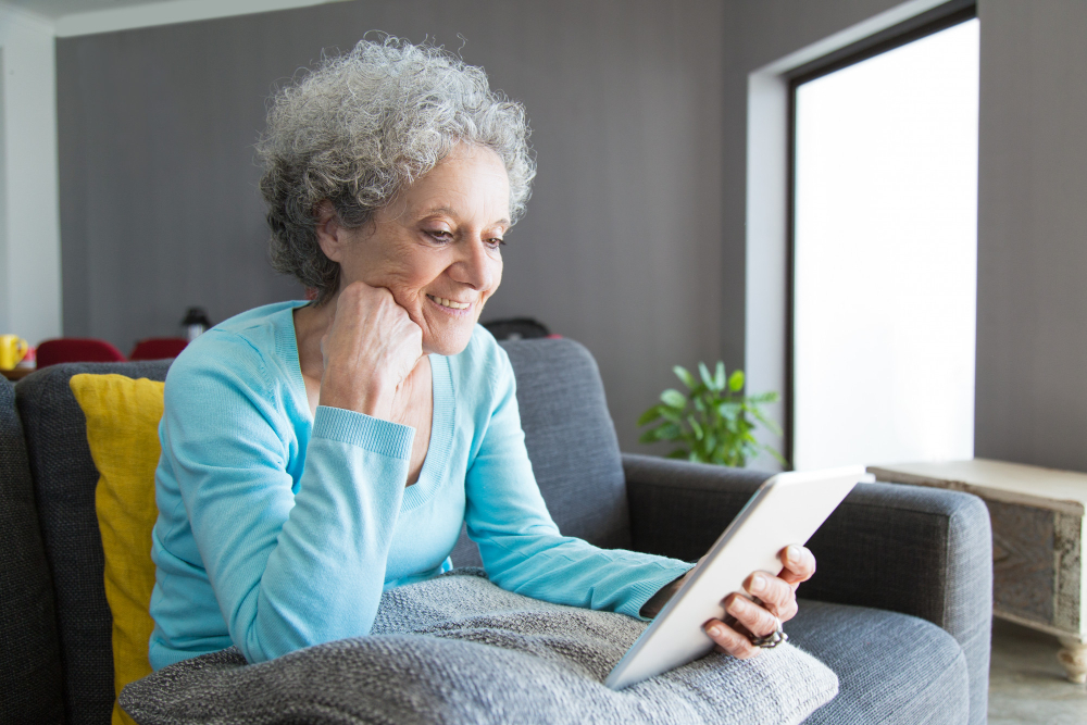 5 Dicas de qualidade de saúde para quem tem mais de 50 anos 4 tablet idoso