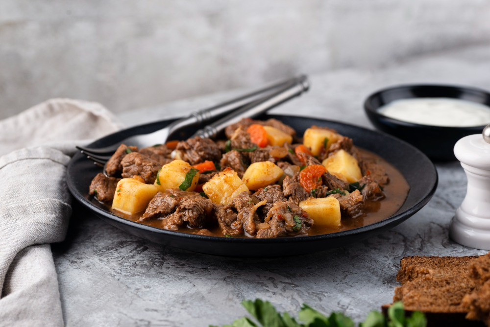 Quais são os tipos de panelas para cozinhar? 3 carne de panela com mandioca