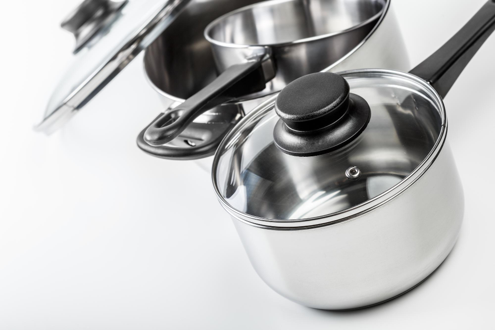 Quais são os tipos de panelas para cozinhar? 5 panelas e frigideiras de aco inoxidavel isoladas em branco 1