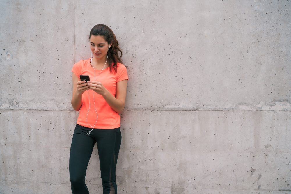 Praticar exercícios depois dos 40 anos é possível? 5 Celular para fazer caminhada