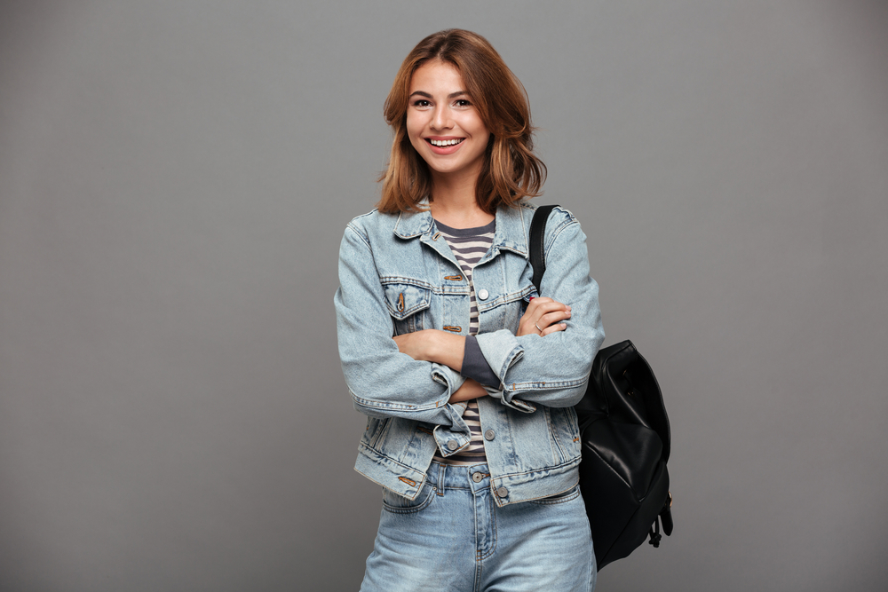 Como reformar jeans desbotados? 5 mulher usando jaqueta jeans feminina