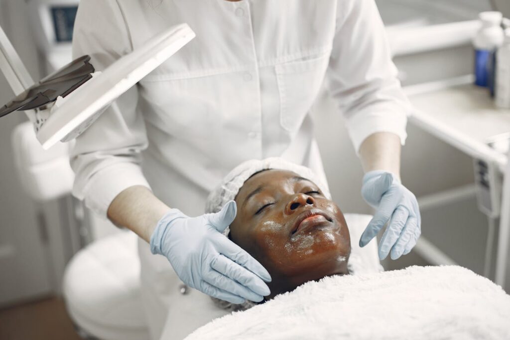 Diferenças Entre o Peeling Químico e o Peeling de Diamante Para Rejuvenescimento Facial 2 Diferenças Entre o Peeling Químico e o Peeling de Diamante